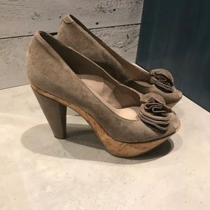 Super cute open toes heels from Browns • Gray suede • Size 6
